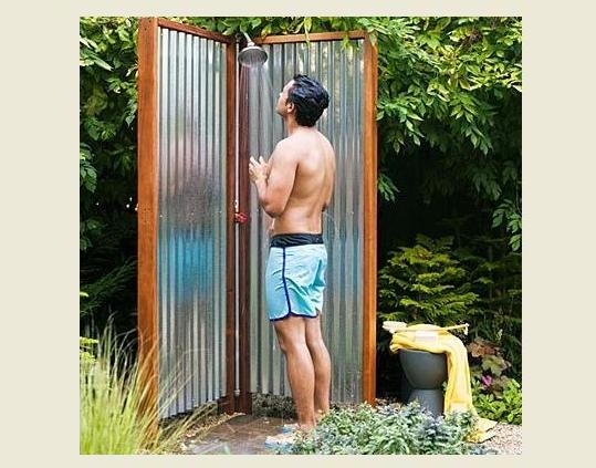 Do-it-yourself summer shower from corrugated board to the country