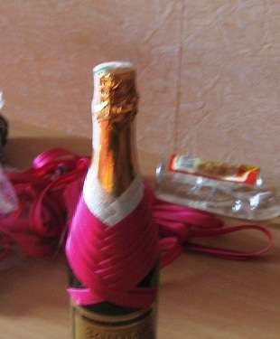 how to decorate champagne for the new year